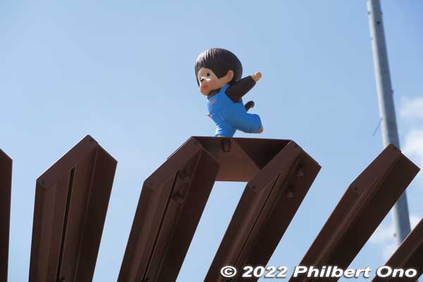 Boy Monchicchi on the roof.
Keywords: tokyo katsushika shin-koiwa Monchicchi