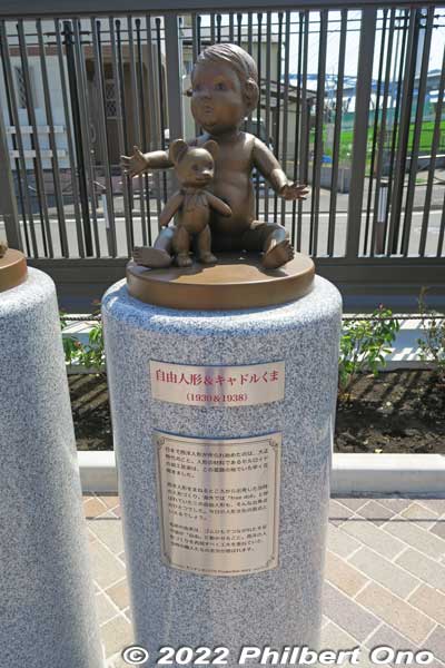 These new Monchicchi/Sekiguchi statues were donated by Sekiguchi Co. chairman Sekiguchi Koichi.
Keywords: tokyo katsushika shin-koiwa Monchicchi
