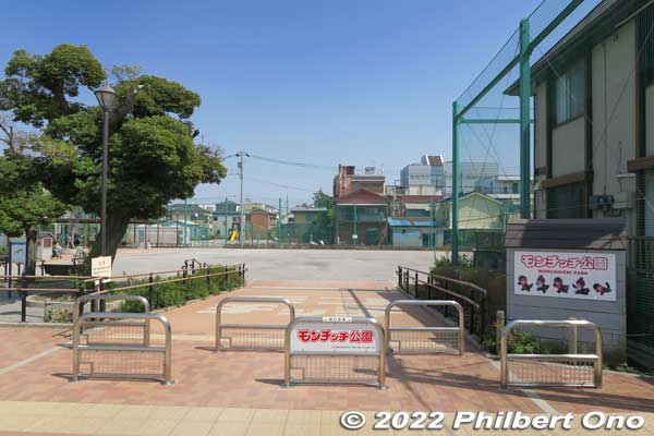 Entrance to the main area of Monchicchi Park. As an emergency evacuation zone, this area has a storehouse storing emergency provisions, manholes for makeshift toilets, wash basins, rainwater tank, 
and a few benches which can be converted into wood-burning stoves.
Keywords: tokyo katsushika shin-koiwa Monchicchi