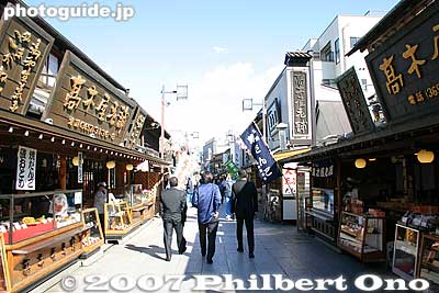 The path is lined with shops.
Keywords: tokyo katsushika-ku ward shibamata taishakuten temple