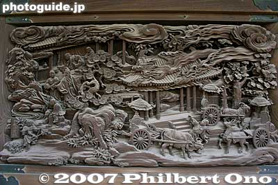 The woodcarvings were requested by the temple's 16th priest, Nissai. Through a generous donation from devoted follower Suzuki Genjiro, the project was begun.
Keywords: tokyo katsushika-ku ward shibamata taishakuten temple wood carvings sculpture