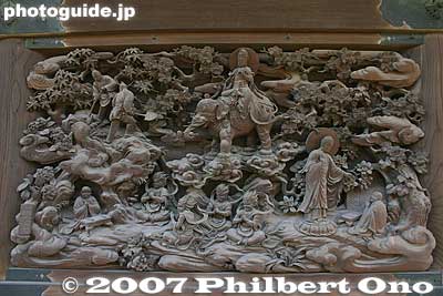 If you want a detailed explanation (in Japanese) of the Lotus Sutra scenes depicted by the woodcarvings, buy the pamphlet that is sold at the temple's souvenir stand near the Nitenmon Gate.
Keywords: tokyo katsushika-ku ward shibamata taishakuten temple wood carvings sculpture