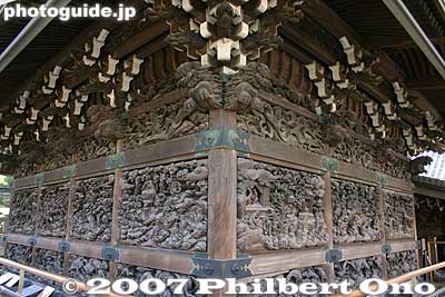 To protect the exterior woodcarvings from the elements and to allow visitors to view them up close, the temple built a transparent, permanent scaffolding on the side and rear exterior walls of the Taishakudo.
Keywords: tokyo katsushika-ku ward shibamata taishakuten temple wood carvings sculpture
