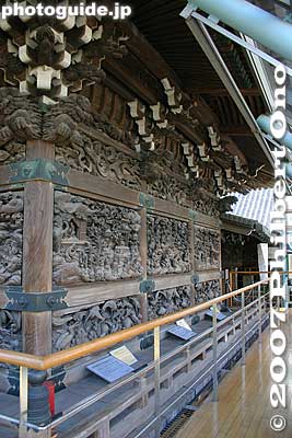 It makes you feel like you are in an art gallery. From the front of the Taishakudo, the scaffolding is neatly concealed from view.
Keywords: tokyo katsushika-ku ward shibamata taishakuten temple wood carvings sculpture
