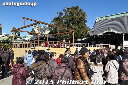 A wooden platform was constructed for the bean throwers. Great weather in 2015.
Keywords: tokyo katsushika ward shibamata taishakuten temple setsubun