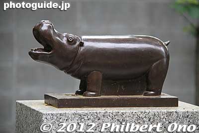 Kodaira Green Road is also noted for sculptures along the way by Kodaira-native Saito Sogan (1889-1974). This is a Hippo. カバ
Keywords: tokyo kodaira green road trees japansculpture hippo