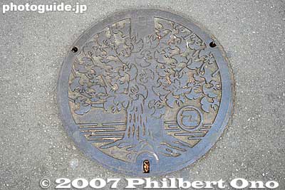 Komae's manhole design depicts a gingko tree, the city's official tree.
Keywords: tokyo komae manhole