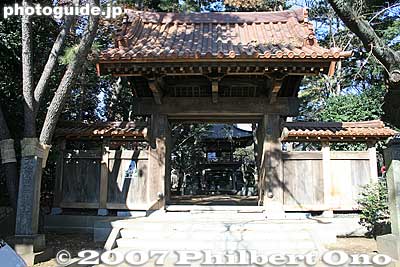Senryuji Temple, Sanmon Gate, which is the front gate. Reconstructed in 1859, and renovated in 2006-2007. The temple was founded by a monk named Roben 良弁 in 765. 山門
Keywords: tokyo komae buddhist temple senryuji soto-shu