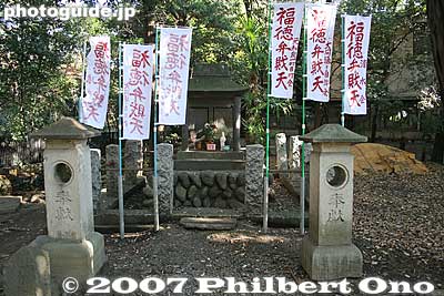 Benzaiten Shrine next to the pond.
Keywords: tokyo komae buddhist temple senryuji soto-shu