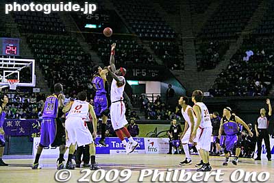 Tip off
Keywords: tokyo koto-ku ward ariake Colosseum Coliseum pro basketball game players apache toyama grouses 