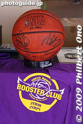 Autographed basketball.
Keywords: tokyo koto-ku ward ariake Colosseum Coliseum pro basketball game players apache 