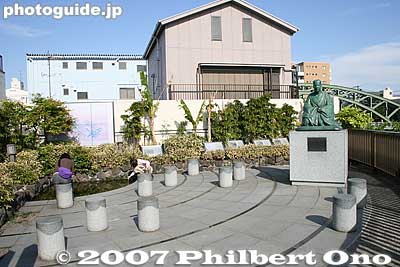 Site of Basho-an Hut, now a small garden with a statue of Basho overlooking the Sumida River. 芭蕉庵史跡展望庭園
Keywords: tokyo koto-ku ward haiku poet basho matsuo museum statue