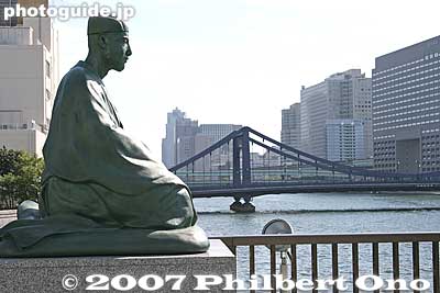 Statue of Basho. Kiyosubashi Bridge and Sumida River in the background.
Keywords: tokyo koto-ku ward haiku poet basho matsuo museum statue