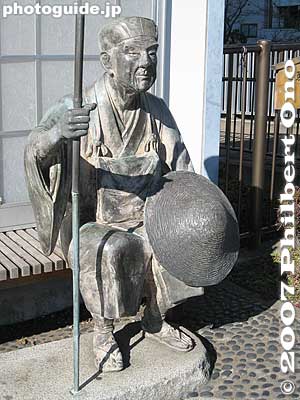 Statue of Basho sitting at the site of Saito-an house. 採茶庵跡
Keywords: tokyo koto-ku ward haiku poet basho matsuo museum statue japansculpture