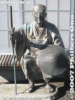 Statue of Basho sitting at the site of Saito-an house before departing for the Tohoku region. 採茶庵跡
Keywords: tokyo koto-ku ward haiku poet basho matsuo museum statue japansculpture