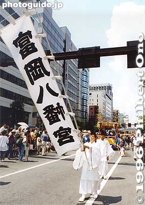 Every three years (2017, 2020, 2023, 2026, etc.), the full-scale version of this festival is held in mid-Aug. The festival's last day is the climax with this procession of over 50 portable shrines. Led by this banner which reads Tomioka Hachimangu.
Keywords: tokyo koto-ku fukagawa hachiman matsuri festival