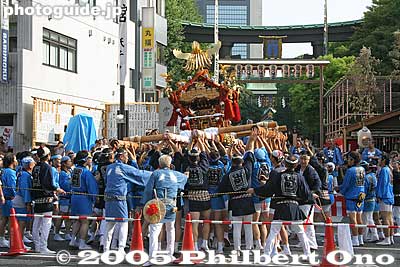 This is early in the morning when the 54 portable shrines who had gathered in front of the shrine depart for the procession one after another.
Keywords: tokyo koto-ku fukagawa hachiman matsuri festival mikoshi portable shrine torii
