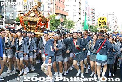 Also see the [url=http://www.youtube.com/watch?v=A36ASRRScB4]video at YouTube[/url]
Keywords: tokyo koto-ku fukagawa hachiman matsuri festival mikoshi portable shrine
