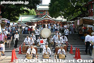 As the mikoshi depart, there is some entertainment at the Tomioka Hachimangu Shrine.
Keywords: tokyo koto-ku tomioka fukagawa hachiman matsuri festival mikoshi portable shrine