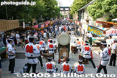Taiko drummers at Tomioka Hachimangu Shrine.
Keywords: tokyo koto-ku fukagawa tomioka hachiman matsuri festival mikoshi portable shrine