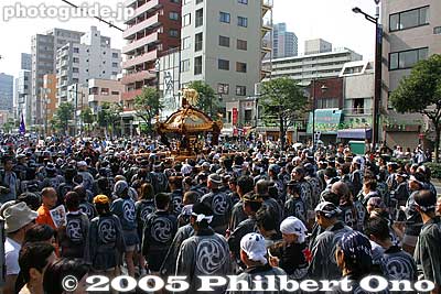 The portable shrines are paraded through a route which will take them almost all day to complete, from 7:30 am to 3 pm.
Keywords: tokyo koto-ku fukagawa hachiman matsuri festival mikoshi portable shrine