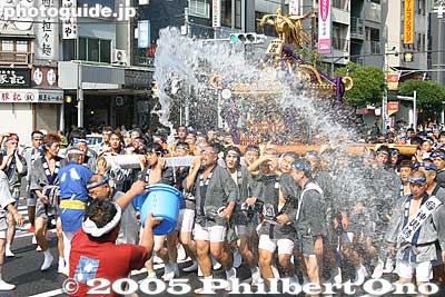 The mikoshi are splashed with water in whichever way possible. This is in the middle of summer, so it's a good way to cool off.
Keywords: tokyo koto-ku fukagawa hachiman matsuri festival mikoshi portable shrine water splash