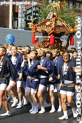 People in happi coats carry the mikoshi while shouting "Wasshoi, wasshoi!"
Keywords: tokyo koto-ku fukagawa hachiman matsuri festival mikoshi portable shrine