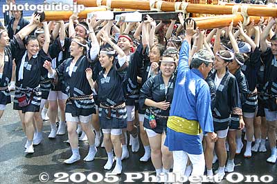 With raised arms, this is one way to carry the mikoshi.
Keywords: tokyo koto-ku fukagawa hachiman matsuri festival mikoshi portable shrine wet water splash bridge women