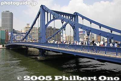 Kiyosu-bashi Bridge over the Sumida River, Important Cultural Property 清洲橋　国の重要文化財
Keywords: tokyo koto-ku fukagawa hachiman matsuri festival mikoshi portable shrine bridge sumida river