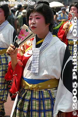 They sing and chant while walking slowly.
Keywords: tokyo koto-ku fukagawa hachiman matsuri festival tekomai geisha bridge fukagawatekomai