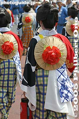 They have flower hats, but I've never seen them wear it on their heads.
Keywords: tokyo koto-ku fukagawa hachiman matsuri festival tekomai geisha fukagawatekomai