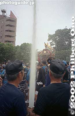 The water hose is now handled by volunteers, not real firemen.
Keywords: tokyo koto-ku fukagawa hachiman matsuri festival mikoshi portable shrine water hose