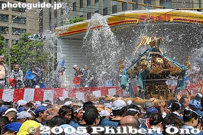 View from behind the "water truck." This goes on for about 15 seconds. The truck is refilled with a fire hose. All in the name of purification.
Keywords: tokyo koto-ku fukagawa hachiman matsuri festival mikoshi portable shrine water splash