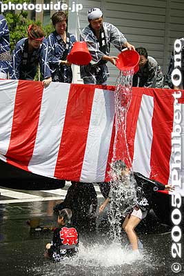 During a break, two kids get water.
Keywords: tokyo koto-ku fukagawa hachiman matsuri festival mikoshi portable shrine water splash