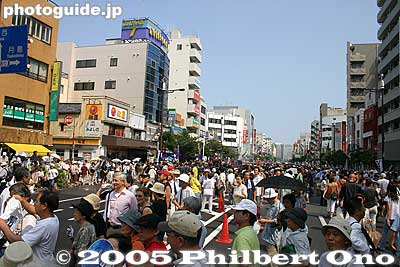 Large crowd watch the mikoshi parade near Tomioka Hachimangu Shrine on Eitai-dori road.
Keywords: tokyo koto-ku fukagawa hachiman matsuri festival mikoshi portable shrine water splash