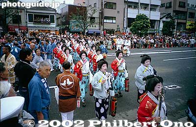 The tekomai geisha enter the shrine.
Keywords: tokyo koto-ku fukagawa hachiman matsuri festival tekomai geisha bridge fukagawatekomai