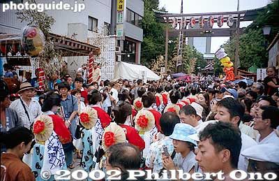 The tekomai geisha enter Tomioka Hachimangu Shrine.
Keywords: tokyo koto-ku fukagawa hachiman matsuri festival tekomai geisha bridge torii fukagawatekomai