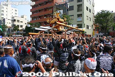 As the portable shrines reach the shrine, they give one last show before returning to their parish.
Keywords: tokyo koto-ku fukagawa hachiman matsuri festival mikoshi portable shrine