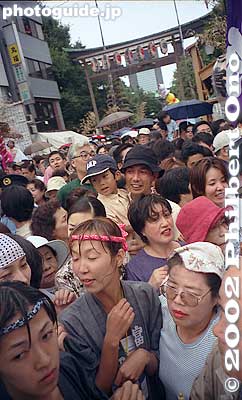 Crowd at the shrine entrance.
Keywords: tokyo koto-ku fukagawa hachiman matsuri festival torii