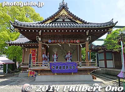 During the wisteria festival, they hold various entertainment on stage.
Keywords: tokyo koto-ku Kameido Tenmangu Shrine Wisteria Festival fuji matsuri flowers