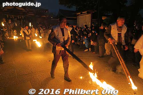 The torch bearers were volunteers from the public who had signed up for the task. They carried bamboo sticks lit by a small bon fire.
Keywords: tokyo koto-ku kameido taimatsu torch festival matsuri