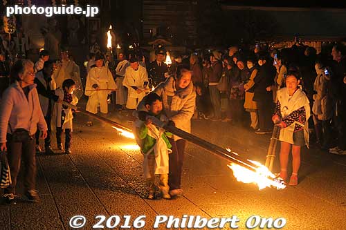 Since the torch bearers supposed to receive good fortune from the god, there is no shortage of volunteers, including a few foreigners.
Keywords: tokyo koto-ku kameido taimatsu torch festival matsuri