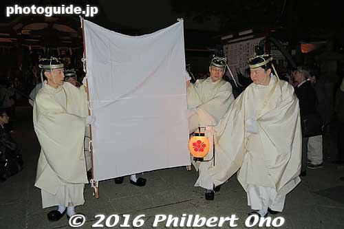 A priest holding the spirit (probably in a little box) is walking inside the silk cloth barrier (絹垣（きぬがき）). One of the priests let out a low-tone moan as Michizane passed by. Very dignified.
Keywords: tokyo koto-ku kameido taimatsu torch festival matsuri
