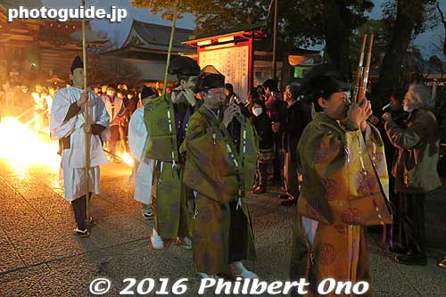 Gagaku musicians also played in the procession that went around the shrine grounds.
Keywords: tokyo koto-ku kameido taimatsu torch festival matsuri