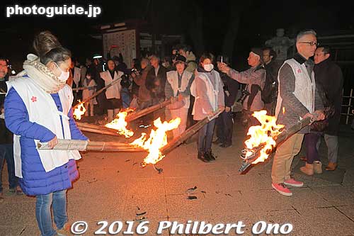 The torch bearers were monitored by firemen who carried small fire extinguishers that squirted water on the small embers on the ground and any torches that burned too close to the human.
Keywords: tokyo koto-ku kameido taimatsu torch festival matsuri