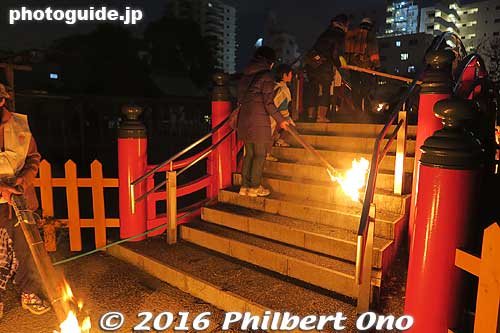 Spectators and photographers were not allowed to be on the bridges when the procession crossed over.
Keywords: tokyo koto-ku kameido taimatsu torch festival matsuri