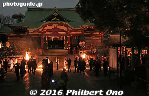 They passed by the shrine and proceeded to the other side of the shrine grounds.
Keywords: tokyo koto-ku kameido taimatsu torch festival matsuri
