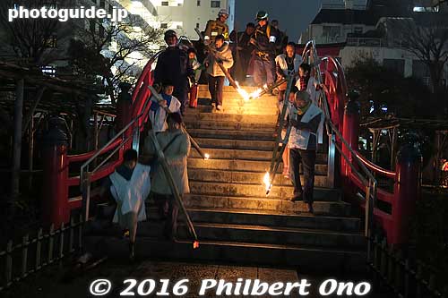 Michizane's spirit goes over the taiko-bashi bridge.
Keywords: tokyo koto-ku kameido tenjin shrine taimatsu torch festival matsuri