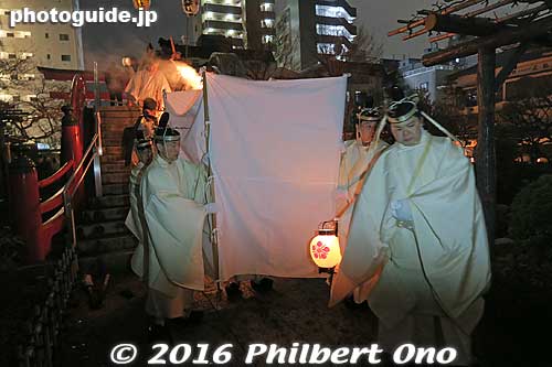 The lantern bearer provides light for the priest inside the cloth barrier carrying Michizane's spirit.
Keywords: tokyo koto-ku kameido tenjin shrine taimatsu torch festival matsuri03