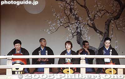 Performers on the Kaguraden stage.
Keywords: tokyo koto-ku kameido tenmangu tenjin shrine jinja